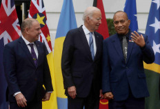 US President Joe Biden (center) chats with President of Kiribati Taneti Maamau (right) as Prime Minister of the Cook Islands Mark Brown stands next to them while Pacific Island nation leaders pose for a group photograph during a summit at the White House in Washington, US, September 25, 2023.