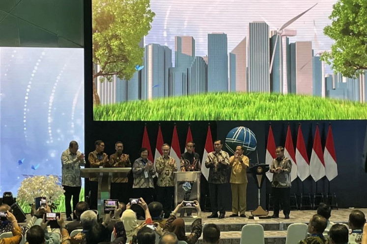 Carbon era: President Joko “Jokowi” WIdodo, chairman of the Financial Services Authority (OJK) Mahendra Siregar and several cabinet ministers attend the launch of the Indonesian Carbon Exchange on Sept. 26, 2023, at the Indonesia Stock Exchange (IDX) building in Jakarta.