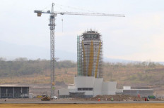 New airport: Workers continue the construction of Dhoho International Airport in Kediri, East Java, on Sept. 19, 2023. The infrastructure project is expected to be completed in October.