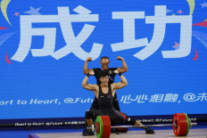 Indonesian weightlifter sets world record in Hangzhou