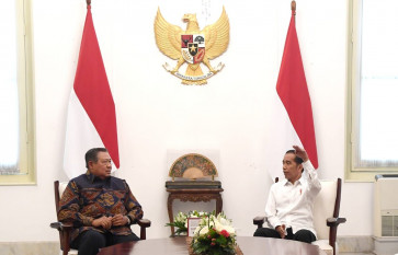 President Joko “Jokowi“ Widodo (right) hosts former President Susilo Bambang Yudhoyono on Oct. 10, 2019, at the Merdeka Palace in Jakarta, days before the latter was inaugurated for his second term.