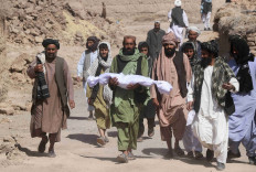 A man carries a body of his child, in the aftermath of an earthquake in the district of Zinda Jan, in Herat, Afghanistan October 8, 2023.