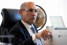 FILE PHOTO: Bank of Israel Governor Amir Yaron gestures while he speaks during his interview with Reuters in Jerusalem June 16, 2020. Picture taken June 16, 2020. REUTERS/Ronen Zvulun/File Photo