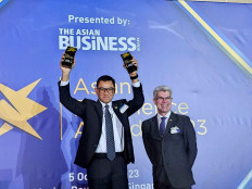Simon Hyett (right) hands over the Indonesia User Experience of the Year and the Indonesia Digital Experience of the Year awards in the energy category to PLN President Director Darmawan Prasodjo on Oct. 5, during at the 2023 Asian Experience Awards in Singapore.