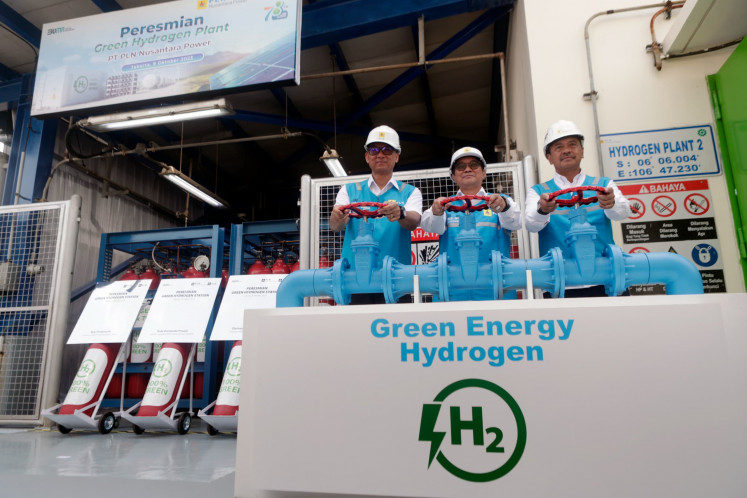 PLN chief executive Darmawan Prasodjo (left) poses in a photo with Energy and Mineral Resources Ministry’s New and Renewable Energy and Energy Conservation (EBTKE) director general Yudo Dwinanda Priaadi and PLN Nusantara Power managing director Ruly Firmansyah in the green hydrogen power plant inauguration at the Muara Karang Steam Gas Power Plant (PLTGU) in Jakarta on Monday, Oct. 9, 2023.