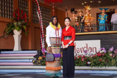 .Associates of the 2023 AIS Forum Summit Delegation together with the Deputy Minister of Tourism and Creative Economy/Deputy Head of the Tourism and Creative Economy Agency (Wamenparekraf/Wakabaparekraf) Angela Tanoesoedibjo took part in the 'Cultural Experience' program, which was held at the Bali Nusa Dua Theater, Bali, Wednesday (11/10 /2023). 