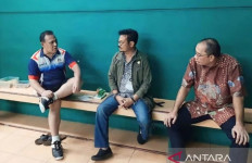 Viral meeting: Corruption Eradication Commission (KPK) chairman Firli Bahuri (left) and then-agriculture minister Syahrul Yasin Limpo (center) speak at a badminton court in Jakarta, as seen in this photograph reportedly taken on March 2, 2022 that has caused a social media storm.