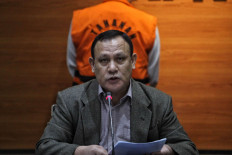 Investigators show evidence of alleged bribery and suspects at a press conference to determine the suspect in a suspected corruption case, the construction of the Cimahi Kasih Bunda Hospital building, at the KPK Building, Jakarta, Saturday (28/11/2020). The KPK officially named and detained two suspects in the case, namely Cimahi Mayor Ajay Muhammad Priatna and Commissioner of the Kasih Bunda Hospital, Hutama Yonathan. 