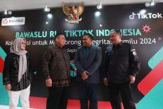 .Elections Supervisory Agency (Bawaslu) member Lolly Suhenty (left), Bawaslu chairman Rahmat Bagja (second left) and Bawaslu secretary-general Ichsan Fuady (right) pose with TikTok Indonesia public policy and government relations head Firry Wahid at the Bawaslu’s national headquarters in Jakarta on Sept. 18, 2023, after signing a collaboration agreement on preventing online hoaxes related to the 2024 election. The agency is collaborating with the digital entertainment giant to combat the spread of misinformation and disinformation as well as to provide accurate information and educate the voting public on the 2024 election.