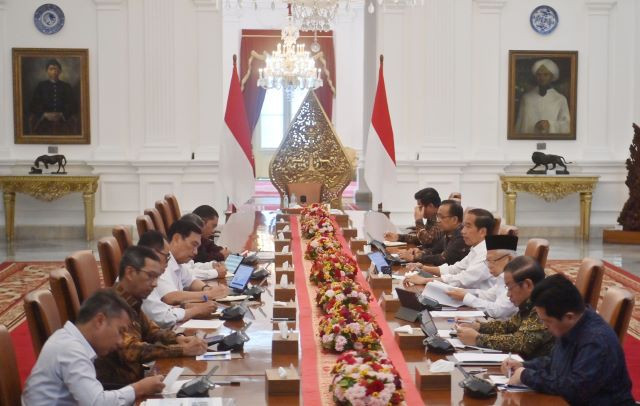 President Joko “Jokowi” Widodo (fourth right), accompanied by Vice President Ma’ruf Amin (third right), leads a limited cabinet meeting at the Merdeka Palace in Jakarta on Sept. 27, 2023.