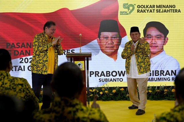 Election ready: The Gerindra Party’s presidential candidate Prabowo Subianto (right) strikes a pencak silat pose as Golkar chairman Airlangga Hartarto (left) looks on during Golkar’s national executive meeting in Jakarta on Oct. 21, 2023. Golkar announced during the meeting that it was nominating Prabowo and his running mate Gibran Rakabuming Raka for the 2024 presidential election.