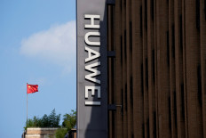 A Chinese flag flutters near a Huawei store in Shanghai, China, on Sept. 8, 2023. 