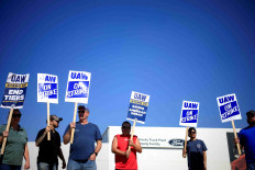United Auto Workers (UAW) union members picket outside Ford's Kentucky truck plant after going on strike in Louisville, Kentucky, US October 12, 2023. 