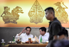 President Joko 'Jokowi' Widodo (left) chats with former general Prabowo Subianto (centre right) at a public restaurant in Jakarta on July 13, 2019, during their first meeting since the April 17 general election. 