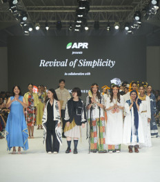  &ldquo;Wastra on Denim&rdquo; by Aruna Creative incorporated rayon fiber into the label&rsquo;s signature denim fabrics, which are dyed using indigo and showcased traditional Truntum batik patterns. 