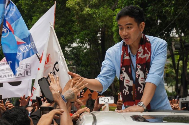 Surakarta Mayor Gibran Rakabuming Raka greets supporters on Wednesday after registering his vice presidential candidacy with the General Elections Commission (KPU) in Jakarta. Gibran, President Joko “Jokowi” Widodo’s eldest son, is running alongside Defense Minister and presidential candidate Prabowo Subianto on the 2024 ticket of the Onward Indonesia Coalition (KIM).
