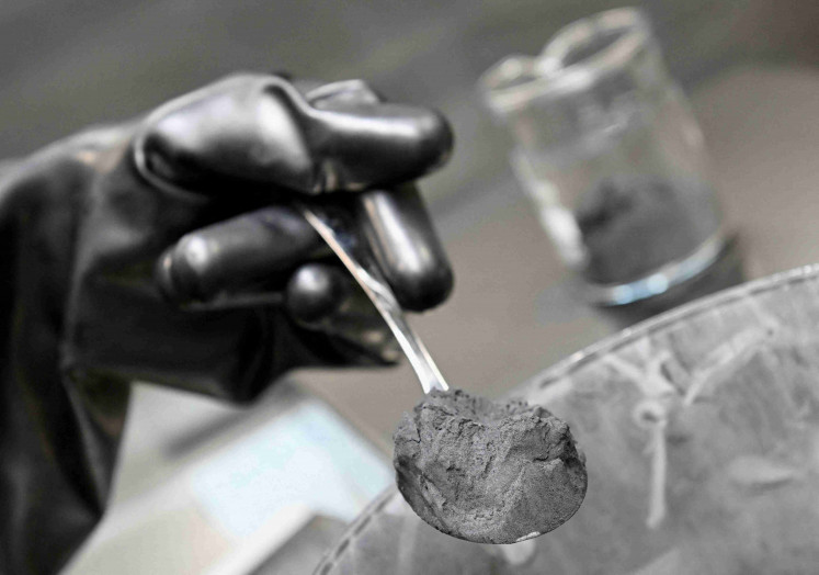 Graphite powder, used for battery paste, is pictured in a Volkswagen pilot line for battery cell production in Salzgitter, Germany, May 18, 2022. REUTERS/Fabian Bimmer/File Photo
