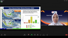 Meteorology, Climatology and Geophysics Agency (BMKG) head Dwikorita Karnawati delivers a presentation on Oct. 28, 2023, during a webinar hosted by the Bandung Institute of Technology.