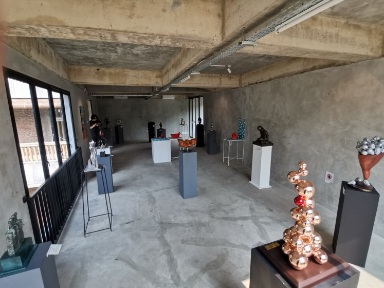 Semesta's Gallery is currently hosting a sculpture exhibition by the Indonesian Sculptors’ Association (API) Jakarta, called “Re-Generasi Sculpture Exhibition“. The exhibition takes place from Oct. 21 to Nov. 4, 2023. 