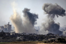 Israel strikes crowded Gaza camp