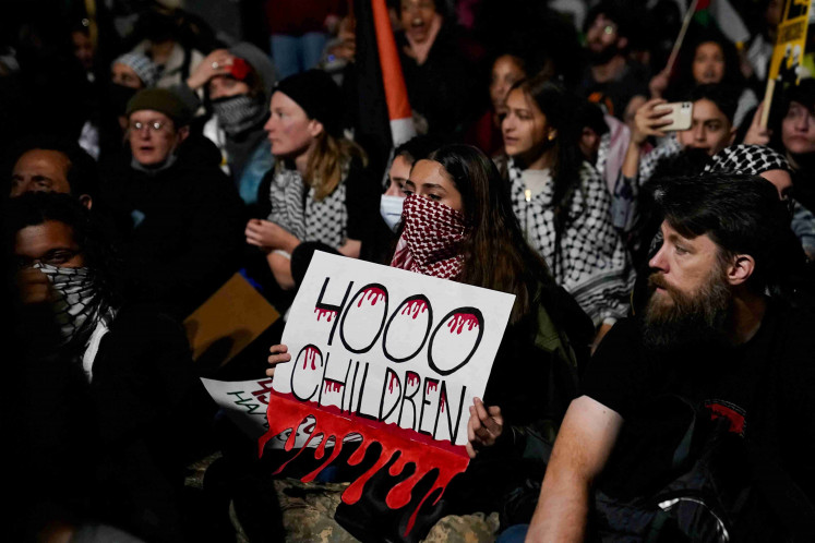 Demonstrators rally outside the White House in support of Palestinians in Gaza, amid the ongoing conflict between Israel and Hamas, in Washington, U.S., November 4, 2023. REUTERS/Elizabeth Frantz