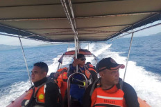 Personnel from the National Search and Rescue Agency (Basarnas) look for a passenger after a small boat capsized near Haruku Island in Maluku on Monday. The dinghy capsized on Saturday carrying four Dutch nationals and three Indonesians.