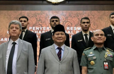 Defense Minister Prabowo Subianto (center), Palestinian Ambassador to Jakarta Zuhair al-Shun (left) and Indonesia Defense University (Unhan) Rector Lt. Gen. Jonni Mahroza pose with Palestinian students during a welcome ceremony at the Defense Ministry in Jakarta on Nov. 8, 2023. Indonesia is providing five-year scholarships for 22 Palestinian students to study at Unhan.