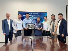 Executives of the China Carbon Neutral Development Group (from left), CEO Zhong Guoxing, chief information officer Feihu Song and executive director and board chairman Sha Tao, pose with representatives of PT Indonesia Eco Capital (from center) president commissioner Haji Surianto, director Fiona Chaw, Ilham Ilyas and Hadi Lee, after signing a cooperation agreement on Nov. 8 in Hong Kong.