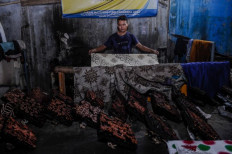 An artisan draws a special Lebak batik motif on Nov. 8, 2023, at the Chanting Pradana gallery in Lebak regency, Banten.