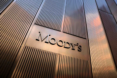 Moody's turns negative on US credit rating, draws Washington ire
