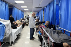 Patients and internally displaced people are pictured at Al-Shifa hospital in Gaza City on November 10, 2023, amid ongoing battles between Israel and the Palestinian Hamas movement. 