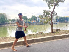 Chris Martin enjoys morning walk before Jakarta concert