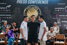 Celebrity Raffi Ahmad (front left) will play badminton legend Taufik Hidayat in the upcoming “THe juaRA” celebrity tennis competition on Nov. 29, 2023, in Jakarta.