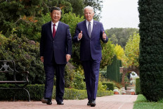 US President Joe Biden gives thumbs-up as he walks with Chinese President Xi Jinping at Filoli estate on the sidelines of the Asia-Pacific Economic Cooperation (APEC) summit, in Woodside, California, US, November 15, 2023. 