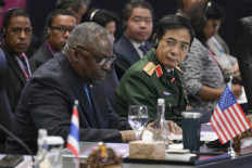 Vietnam's Defence Minister Phan Van Giang (right) looks at US Secretary of Defense Lloyd Austin (3rd L) during the opening session of the 10th Association of Southeast Asian Nations (ASEAN) Defence Ministers' Meeting (ADMM) Plus in Jakarta on November 16, 2023.
