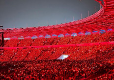Credit photo: Michael Timothy for Warner Music IndonesiaRed rays color the audience in GBK arena during the &ldquo;Humankind&ldquo; song.