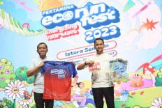 Pertamina corporate secretary Brahmantya S. Poerwadi and Pertamina Corporate Communication vice president Fadjar Djoko Santoso showcased the Pertamina Eco Run jersey during the Pertamina Eco RunFest 2022 Energizing Your Move press conference held at M Bloc Space in Jakarta on Nov. 14.
