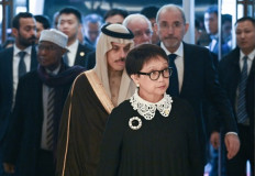 Indonesia’s Foreign Minister Retno LP Marsudi (front) arrives on Nov. 20, 2023, with foreign ministers from Arab and Muslim-majority nations for a meeting with China’s Foreign Minister Wang Yi (not pictured) at the Diaoyutai State Guest House in Beijing. 