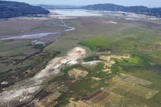 The Bili-Bili Dam, which is drying up due to drought in Gowa regency, South Sulawesi, is seen on Thursday. The hydropower plant can only generate 2 megawatts of electricity from its maximum capacity of 19.5 MW.
