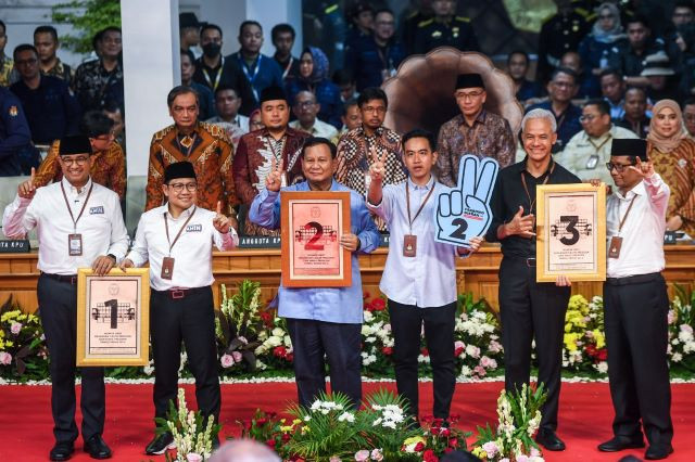 Presidential candidates (from left) Anies Baswedan and running mate Muhaimin Iskandar, Prabowo Subianto and Gibran Rakabuming Raka, and Ganjar Pranowo and Mahfud MD pose for photographers on Nov. 14, 2023 at the General Elections Commission (KPU) in Jakarta.