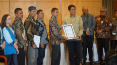 Attendees of the Roundtable on Sustainable Palm Oil (RSPO) Roundtable Conference 2023 gather around to officially launch the Aceh Road Map for Sustainable Palm Oil Development (Aceh SPO road map) on Nov. 22 in Hotel Mulia Senayan, Jakarta. (Courtesy of IDH Indonesia)