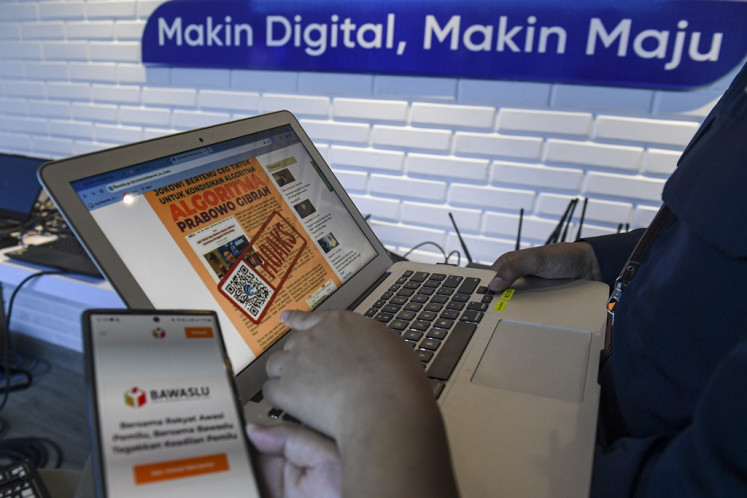 Members of the public access the 2024 general election supervisory application on Nov. 28 in Jakarta. The application is the product of collaboration between the Communications and Information Ministry, the Election Supervisory Agency (Bawaslu) and the National Police and is aimed at gathering public reports on election violations.