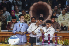 Three 2024 vice presidential candidates Gibran Rakabuming Raka (left), Mahfud MD (center) and Muhaimin Iskandar draw their unique numbers on the ballot at the General Elections Commission (KPU) headquarters in Jakarta on Nov. 14, 2023. Candidate pairs Anies Baswedan and Muhaimin drew number 1, followed by Prabowo Subianto and Gibran on 2 and Ganjar Pranowo and Mahfud on 3.