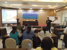 A teacher from the Cakap edtech platform delivers lessons to students in Maumere, Sikka regency,  East Nusa Tenggara.
