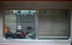 Passengers wear masks when riding in a commuter train in Jakarta on Dec. 15, 2023. The Health Ministry has reported 6,223 active COVID-19 cases in the past week.