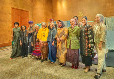 Tenun supporters: Cita Tenun Indonesia member Dhanny Dahlan (left), fashion designer Didi Budiardjo (third left), CTI member Cut Kamaril Wardani (fifth left), Intan Fauzi (fifth right), Dewi Ivo Rajasa (third right), weaver Meki Oki Yasari (right) and other attendees pose for journalists before the organization's 15th anniversary celebration on Nov. 7, 2023.