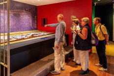 Foreign tourists on tour at the Seodaemun Prison History Hall ⓒ Seoul Tourism Organization.