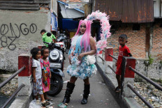 Transgender models shine spotlight on pollution with plastic fashion
