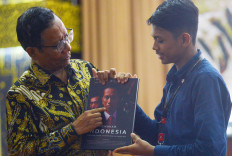 Vice presidential candidate Mahfud MD (left) receives a gift from a student representative of Andalas University (Unand) after a discussion of his camp’s platform hosted by the Andalas Lawyers Club in Padang, West Sumatra, on  Dec. 18, 2023. Mahfud briefed the students on his and presidential candidate Ganjar Pranowo’s eight-pronged quick win strategy for the 2024 presidential election.