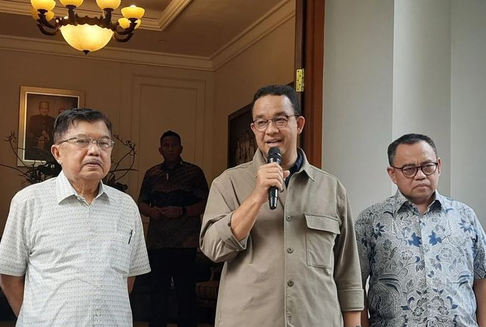 Presidential candidate Anies Baswedan (center) talks to the media while being flanked by former vice president Jusuf Kalla (left) and member of Anies' campaign team Sudirman Said during their visit to Kalla's house on Jl. Brawijaya in South Jakarta on Oct. 7, 2023.